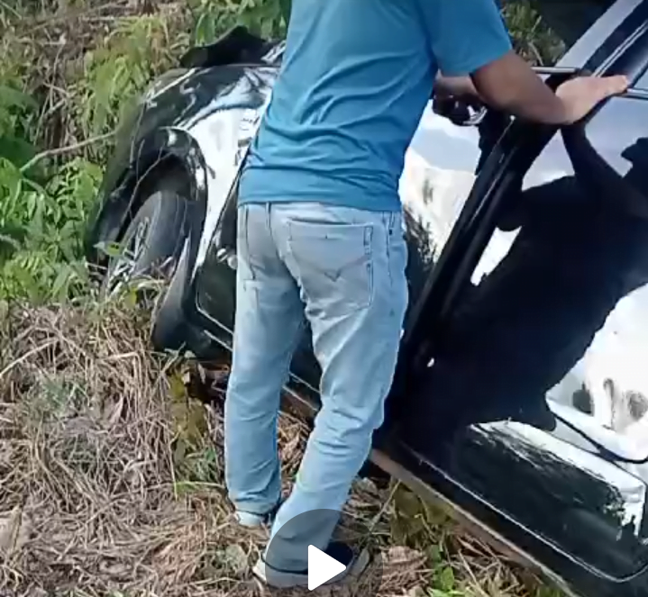 Mobil yang diduga ditumpangi Sekda Merangin alami kecelakaan di jalan Nes Jambi. Jum'at (29/3/2024). Mobil yang diduga ditumpangi Sekda Merangin alami kecelakaan di jalan Nes Jambi. Jum'at (29/3/2024).