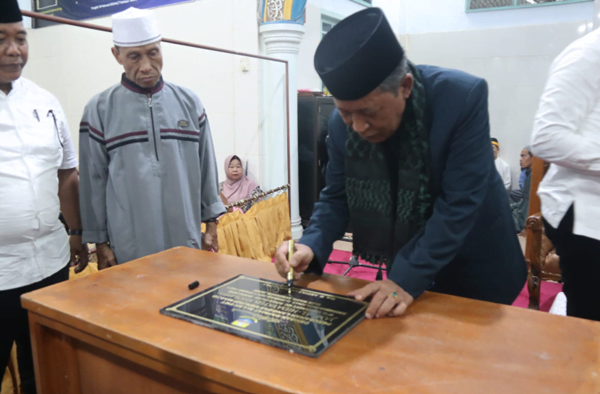 wakil gubernur jambi, abdullah sani resmikan status langgar jami' al hidayatussholihin desa tangkit.