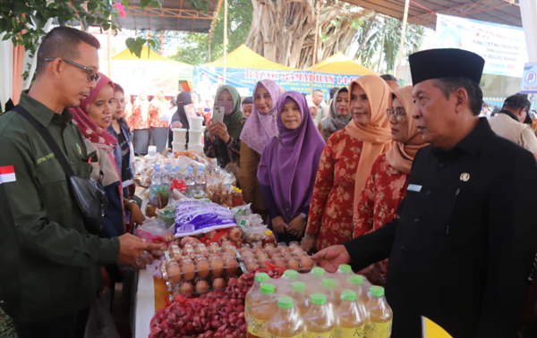 wakil gubernur jambi, abdullah sani saat hadir pada pembukaan bazar ramadhan 1445 h dharma wanita persatuan provinsi (dwp) jambi.