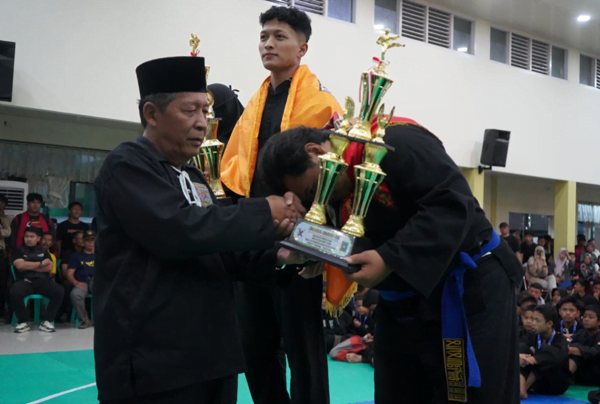 wakil gubernur jambi, abdullah sani saat hadir pada penutupan kejuaraan pencak silat psht open piala gubernur jambi