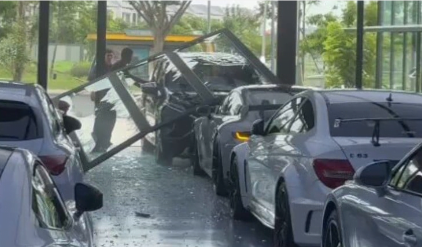 xpander tabrak porsche seharga rp7,8 miliar