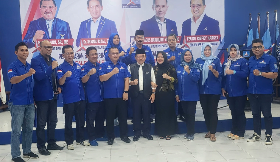 al haris bersama istrinya hesti haris mengembalikan berkas pendaftaran cagub ke sekretariat dpd demokrat provinsi jambi