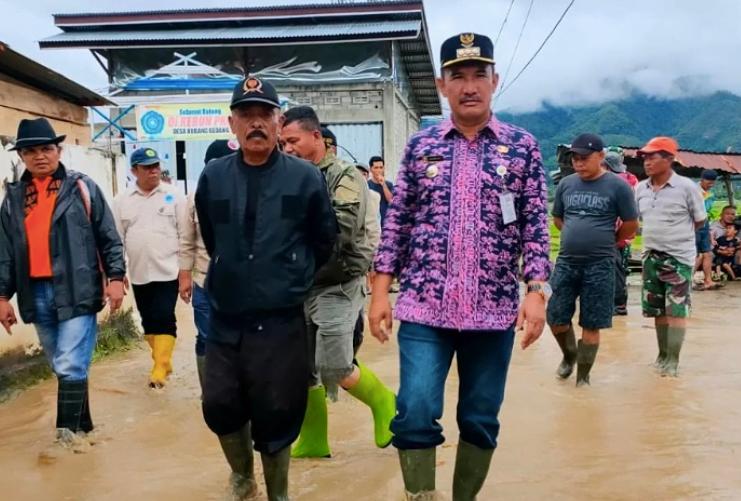 Pj Bupati Asraf saat meninjau lokasi banjir Foto: Oga/Jambiseru.com Pj Bupati Asraf saat meninjau lokasi banjir Foto: Oga/Jambiseru.com