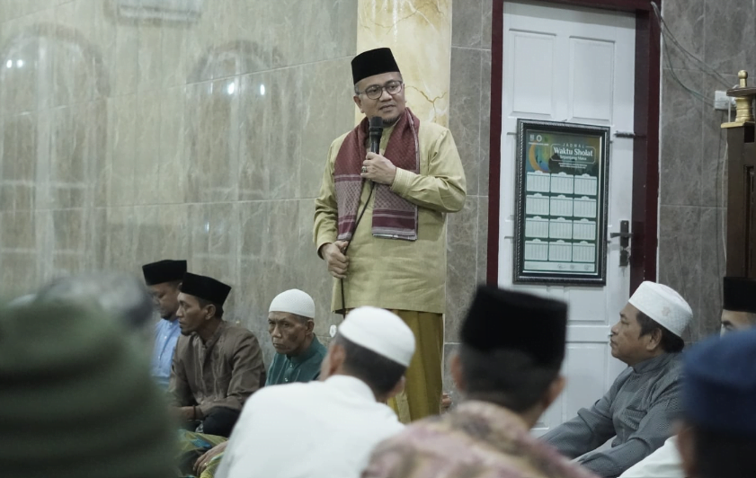 h. maulana safari ramadhan bersama warga danau sipin di masjid al ittihad