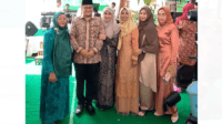 h.maulana bersama istri menghadiri undangan acara resepsi pernikahan salah satu warga kota jambi.