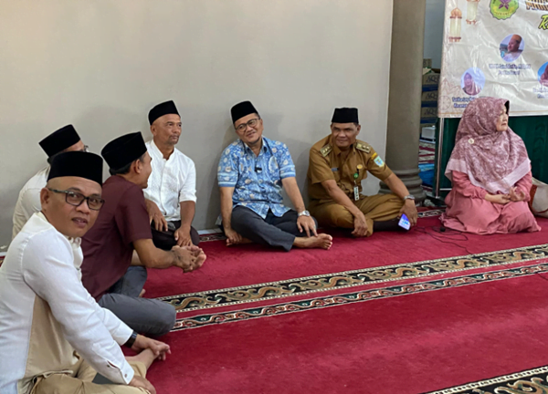 h.maulana hadiri kegiatan ramadhan berkah bersama relawan gerami alam barajo.