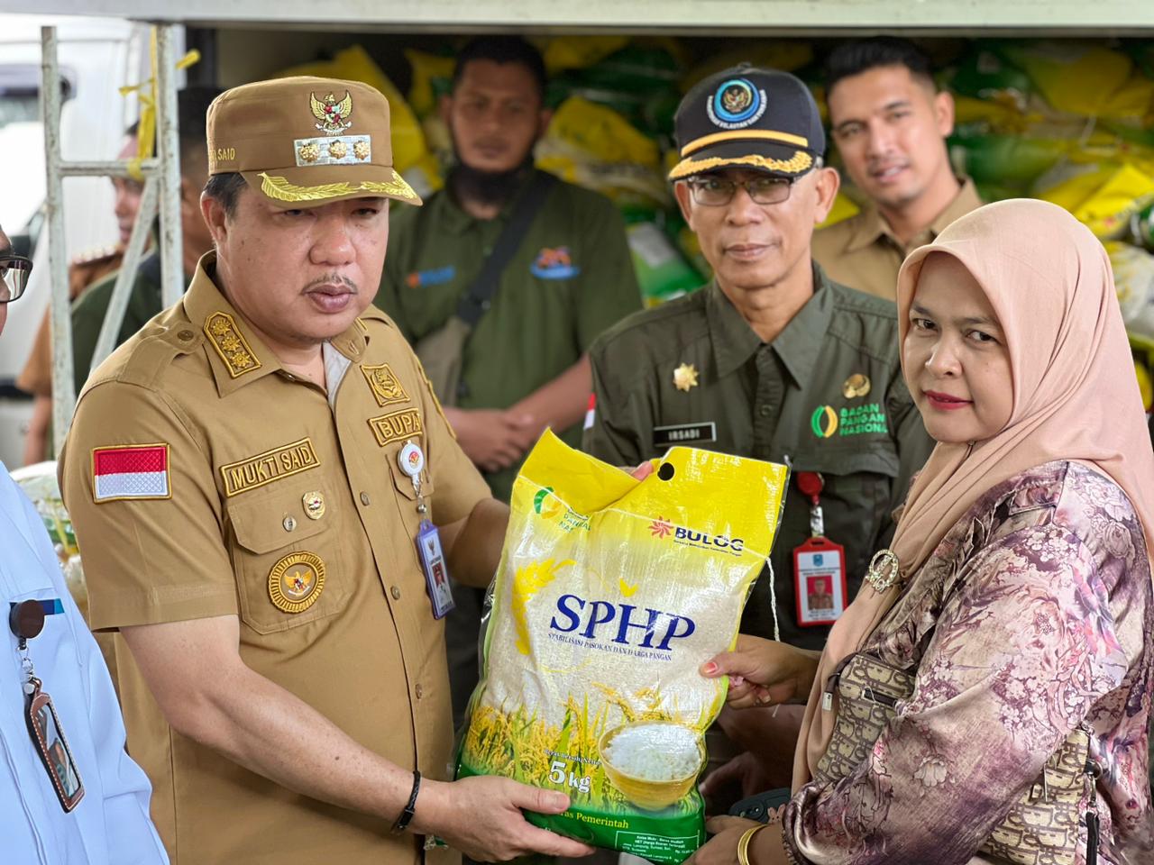 Pj Bupati Merangin H Mukti saat monitoring Gerakan Pangan Murah dikantor Lurah Pematang Kandis Bangko. Senin (1/4/2024).