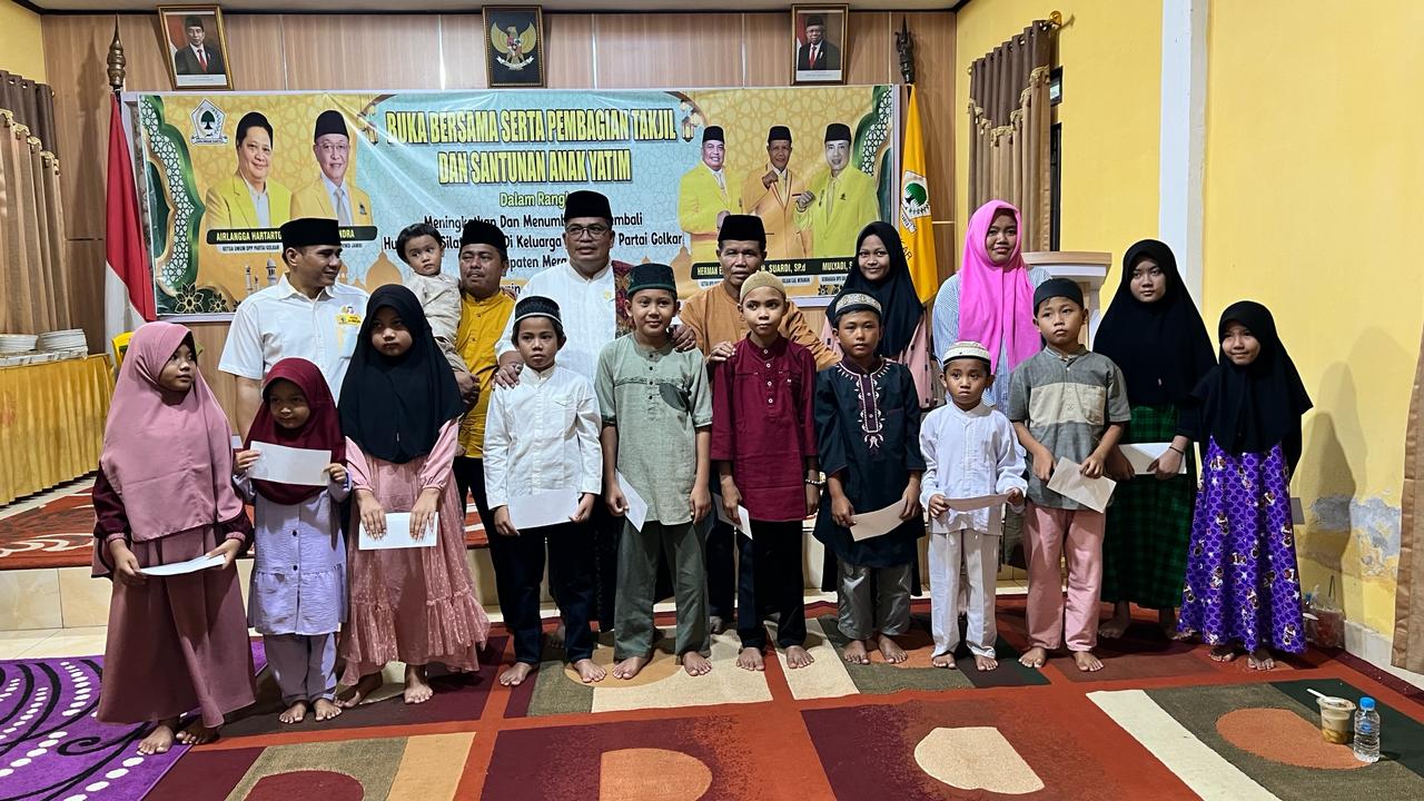 Foto bersama usai santuni anak yatim di sekretariat DPD Golkar Merangin. 