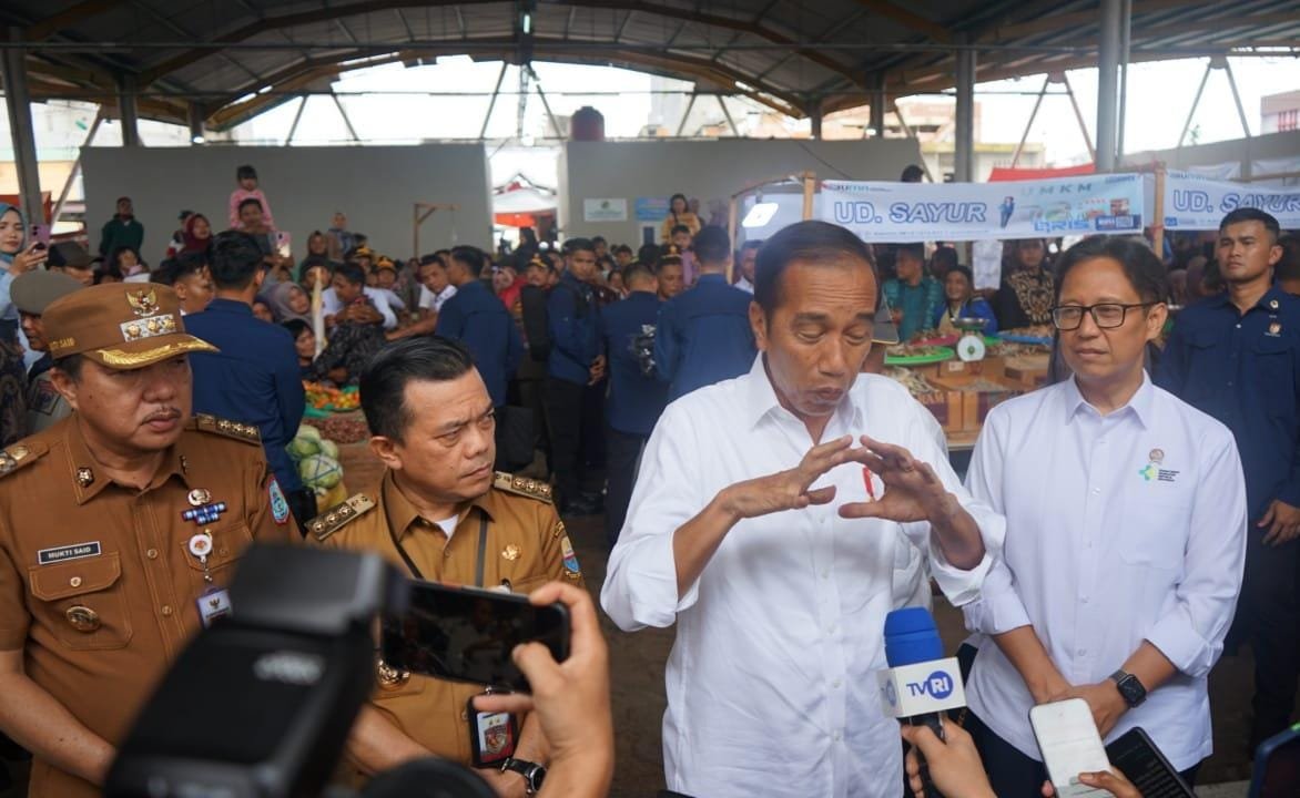 Saat Presiden Jokowi kunjungi Pasar Rakyat Bangko didampingi Gubernur Jambi Al Haris dan Pj Bupati Merangin H Mukti. Rabu (3/4/2024).