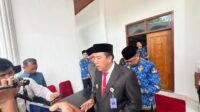 Pj Bupati Merangin H Mukti memberikan keterangan pers usai melakukan pelantikan puluhan pejabat di Auditorium Rumah Dinas Bupati Merangin. Rabu (17/4/2024).