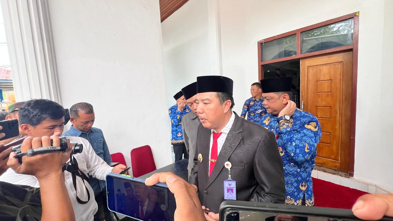 Pj Bupati Merangin H Mukti dikonfirmasi usai pelantikan 60 pejabat eselon III dan IV di auditorium rumah dinas Bupati Merangin. Rabu (17/4/2024). Pj Bupati Merangin H Mukti dikonfirmasi usai pelantikan 60 pejabat eselon III dan IV di auditorium rumah dinas Bupati Merangin. Rabu (17/4/2024).