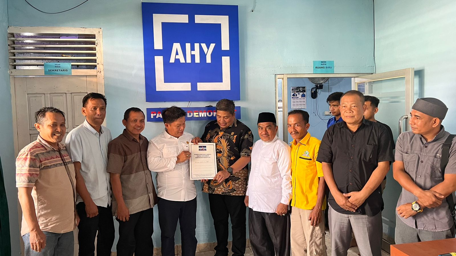 Herman Efendi saat pengembalian formulir calon Bupati Merangin ke Ketua DPC Partai Demokrat Merangin As'ari Elwakas Apuk. Selasa (23/4/2024). Herman Efendi saat pengembalian formulir calon Bupati Merangin ke Ketua DPC Partai Demokrat Merangin As'ari Elwakas Apuk. Selasa (23/4/2024).