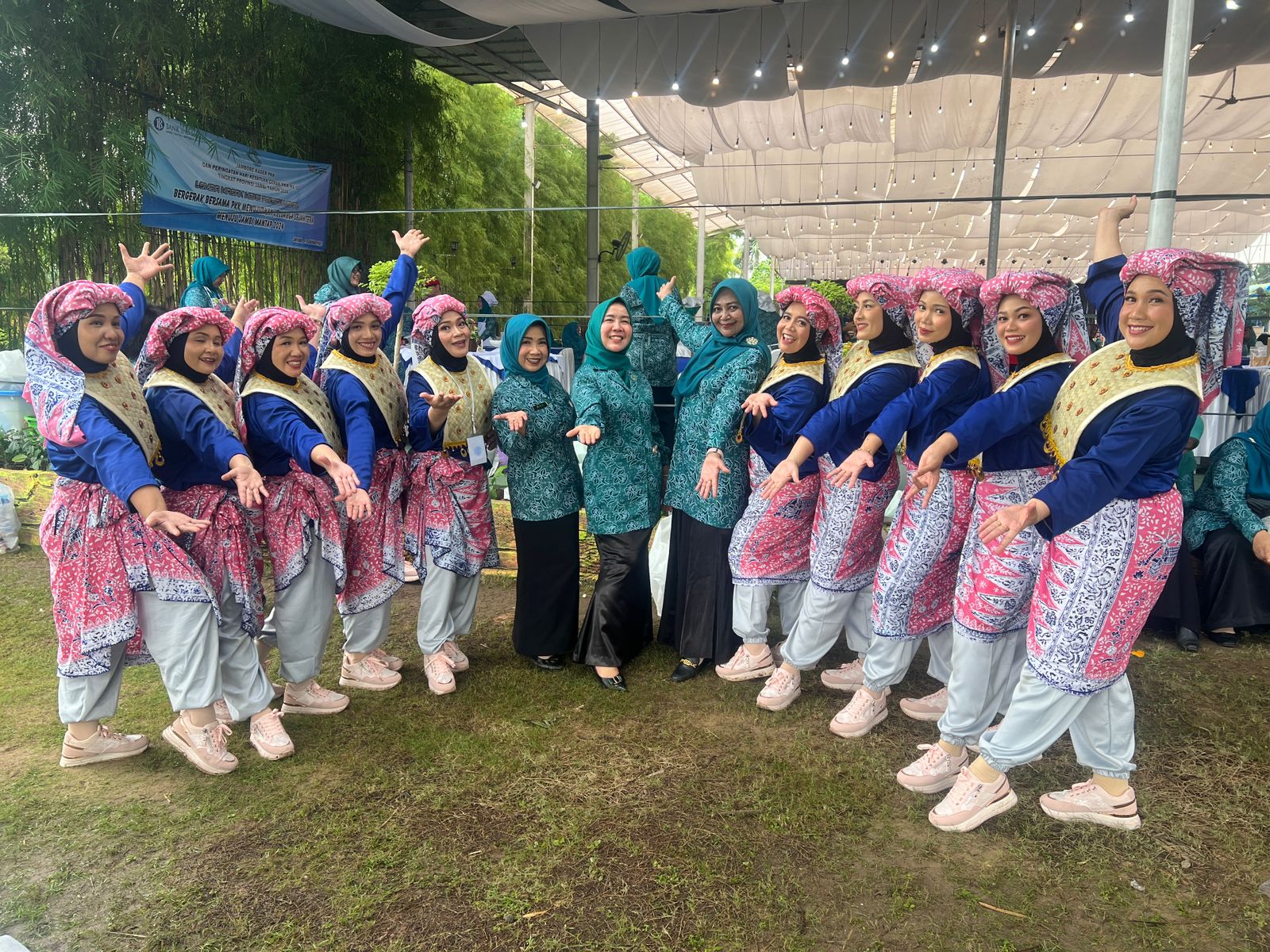 Foto bersama Ketua TP PKK Indria Mayesti Mukti bersama Tim Penggerak PKK Kabupaten Merangin berhasil dinobatkan dewan juri sebagai juara umum.