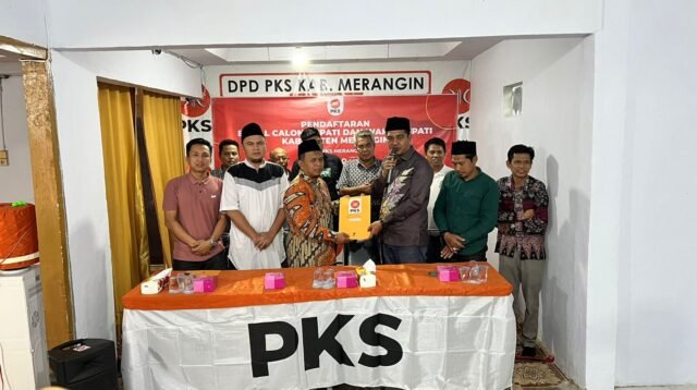 Bacabup Merangin Nilwan Yahya kembalikan formulir pendaftaran Calon Bupati ke DPD PKS. Jum'at (26/4/2024).