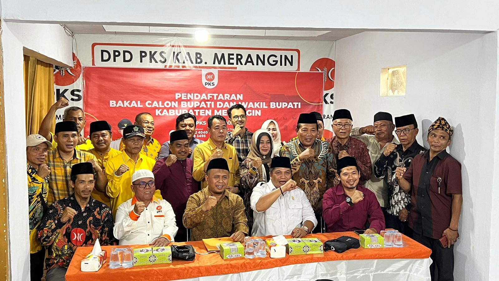 Bakal Calon Bupati (Bacabup) Merangin Herman Efendi foto bersama tim usai pengembalian formulir pendaftaran di sekretariat DPD Partai Keadilan Sejahtera (PKS) Merangin. Sabtu (27/4/2024).