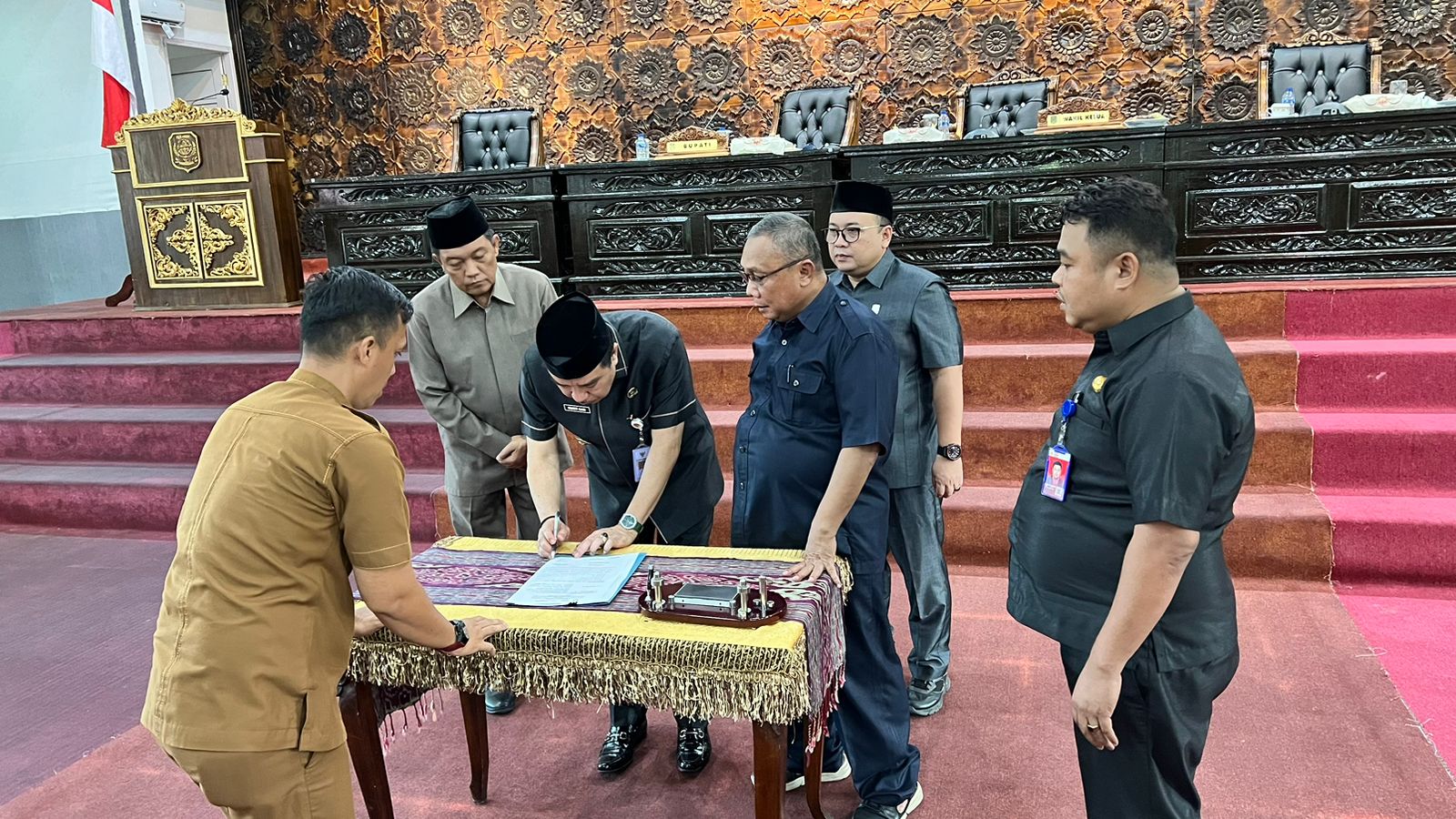 Pj Bupati Merangin H Mukti bersama Pimpinan DPRD Merangin menyetujui dan menandatangani Lima Ranperda inisiatif Dewan. Selasa (30/4/2024). Pj Bupati Merangin H Mukti bersama Pimpinan DPRD Merangin menyetujui dan menandatangani Lima Ranperda inisiatif Dewan. Selasa (30/4/2024).