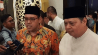 ketua umum partai golkar airlangga hartarto (kanan).