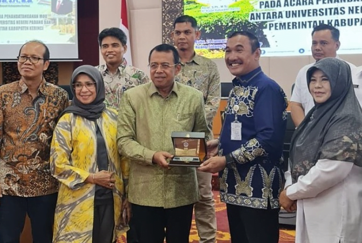 Kesepakatan Bersama Pemkab Kerinci dan UNP. Foto: Oga/Jambiseru.com Kesepakatan Bersama Pemkab Kerinci dan UNP. Foto: Oga/Jambiseru.com