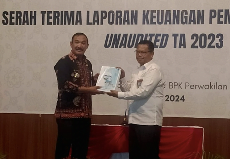 Penyerahan LKPD Unaudited Tahun Anggaran 2023 Kepada BPK RI Perwakilan Jambi. Foto: Oga/Jambiseru.com Penyerahan LKPD Unaudited Tahun Anggaran 2023 Kepada BPK RI Perwakilan Jambi. Foto: Oga/Jambiseru.com