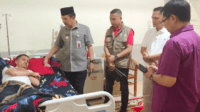 Pj Bupati Kerinci Asraf Jenguk Penyelenggara Pemilu yang Sakit. Foto: Oga/Jambiseru.com