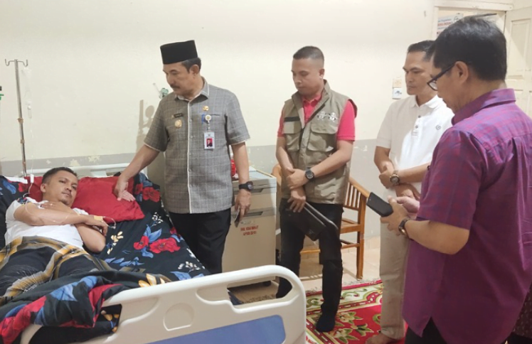 Pj Bupati Kerinci Asraf Jenguk Penyelenggara Pemilu yang Sakit. Foto: Oga/Jambiseru.com Pj Bupati Kerinci Asraf Jenguk Penyelenggara Pemilu yang Sakit. Foto: Oga/Jambiseru.com