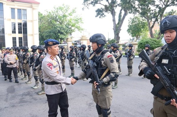 Kapolda Jambi, Irjen Pol. Rusdi Hartono lepas pemberangkatan 100 personel Satuan Brimob Polda Jambi.