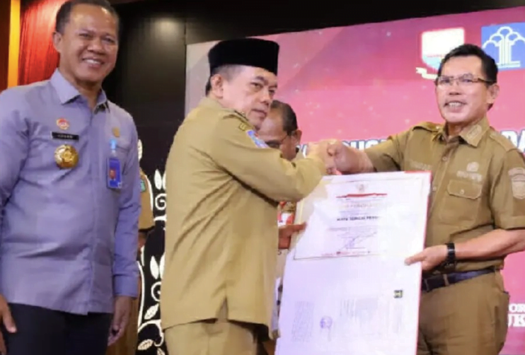 Wako Ahmadi menerima Penghargaan Kota Peduli HAM. Foto: Oga/Jambiseru.com