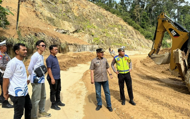 Longsor di Jalan Puncak Sungai Penuh-Tapan. Foto: Oga/Jambiseru.com