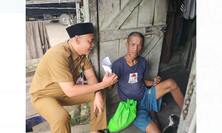 Door to door peserta pesantren kilat mendatangi rumah warga yang kurang mampu untuk memberikan bantuan berupa sembako dan uang tunai.