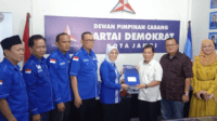 Direktur Rumah Pemenangan Maulana (RPM), Budidaya mendaftarkan H.Maulana ke DPC Demokrat Kota Jambi sebagai calon Walikota Jambi.