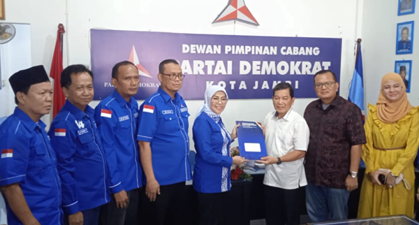 Direktur Rumah Pemenangan Maulana (RPM), Budidaya mendaftarkan H.Maulana ke DPC Demokrat Kota Jambi sebagai calon Walikota Jambi.