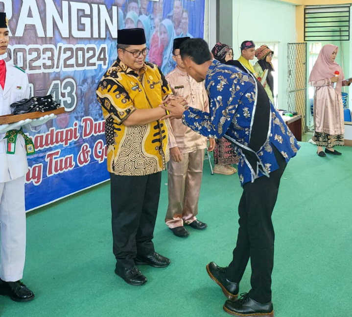 Ketua DPRD Merangin Herman Efendi hadiri acara pelepasan siswa kelas XII MAN 1 Merangin. Rabu (24/4/2024). Ketua DPRD Merangin Herman Efendi hadiri acara pelepasan siswa kelas XII MAN 1 Merangin. Rabu (24/4/2024).
