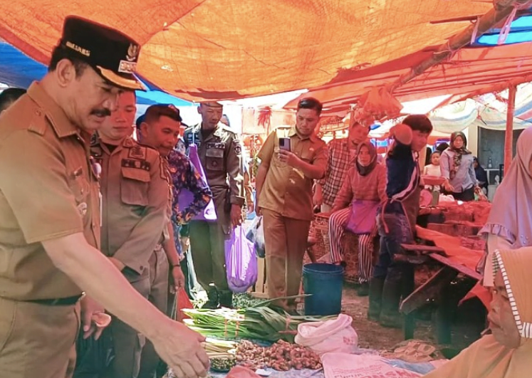 Pj. Bupati Asraf Pimpin Sidak Pasar Senin Siulak. Foto: Oga/Jambiseru.com