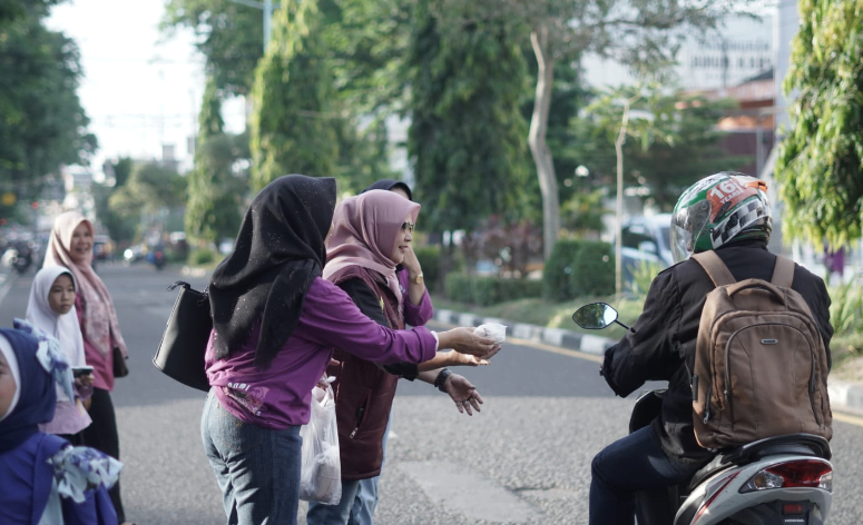 srikandi pejuang maulana bagikan ratusan takjil dan nasi kotak kepada warga jelang buka puasa srikandi pejuang maulana bagikan ratusan takjil dan nasi kotak kepada warga jelang buka puasa
