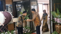 wali kota solo gibran rakabuming raka bersalaman dengan pj gubernur jateng nana sudjana usai keluar ruang vip di gedung a komplek gubernuran, kota semarang