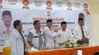 Al Haris bersama Abdullah Sani saat kembali formulir ke PKS.