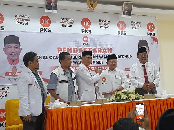 Al Haris bersama Abdullah Sani saat kembali formulir ke PKS. Al Haris bersama Abdullah Sani saat kembali formulir ke PKS.