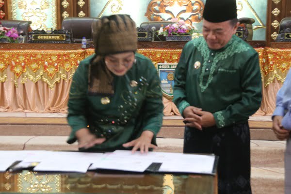 Gubernur Jambi, Al Haris. Gubernur Jambi, Al Haris.