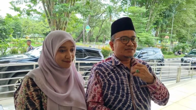H. Maulana dan Isteri.