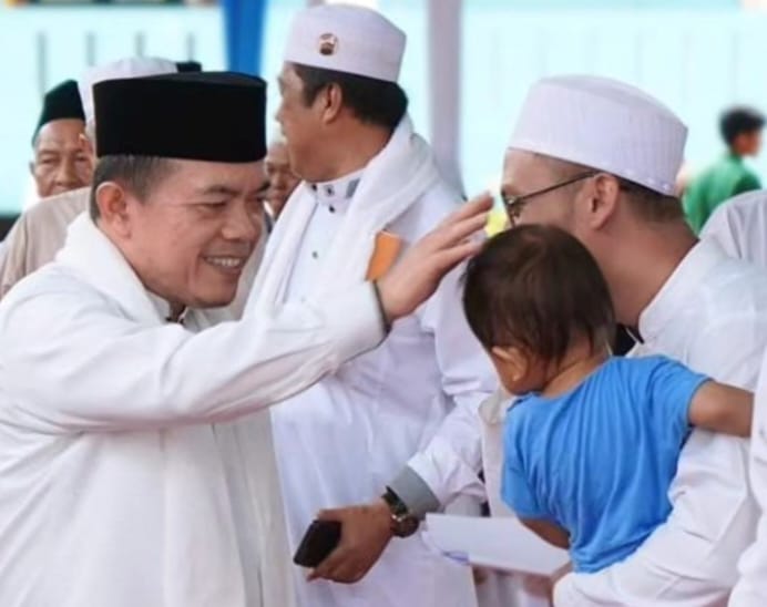 al haris (kiri) dalam satu kesempatan. al haris (kiri) dalam satu kesempatan.