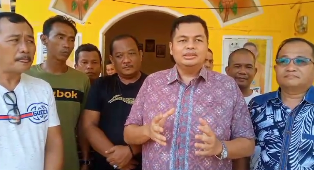 anggota dprd kota jambi, kemas faried alfarelly bersama wakil ketua partai golkar kota jambi, bambang menyambangi balai perjuangan kota jambi berbudi
