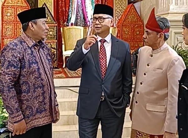 H Abdul Rahman atau HAR bersama Sy Fasha saat menghadiri acara pernikahan.
