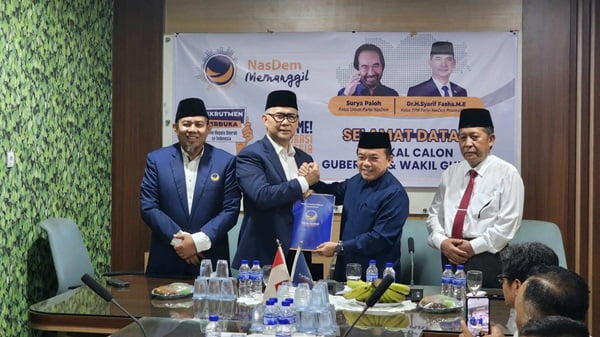 Saat Al Haris dan Abdullah Sani Kompak Kembalikan Formulir ke Nasdem Saat Al Haris dan Abdullah Sani Kompak Kembalikan Formulir ke Nasdem