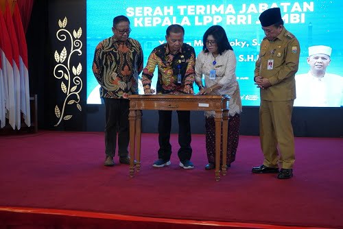 gubernur al haris rri alat perjuangan pergerakan bangsa dan negara indonesia