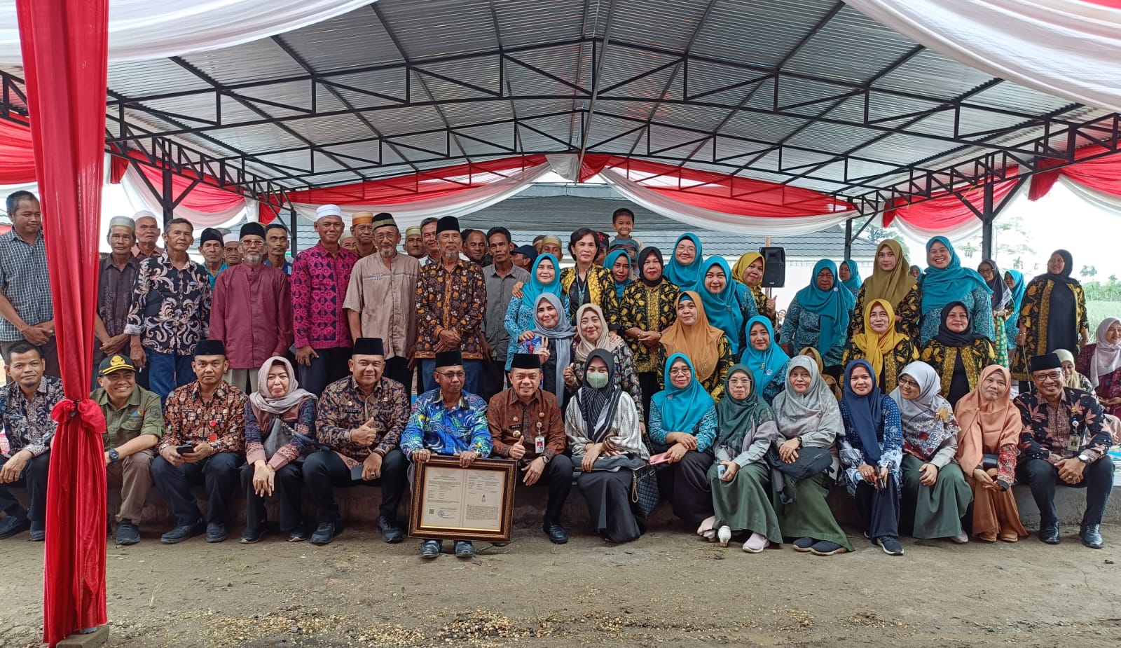 gubernur al haris serahkan sertifikat indikasi geografis nanas tangkit