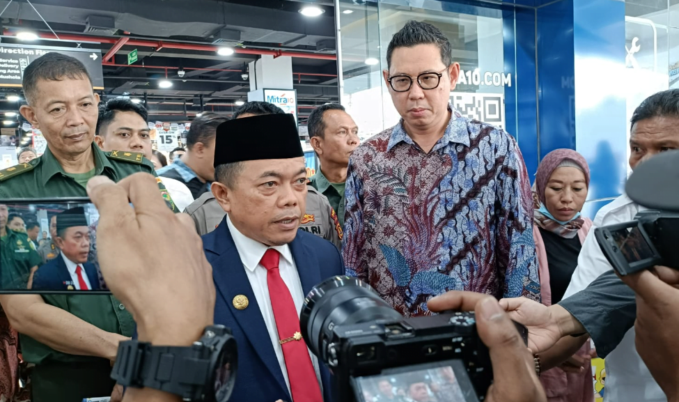 gubernur jambi, al haris saat diwawancarai awak media.