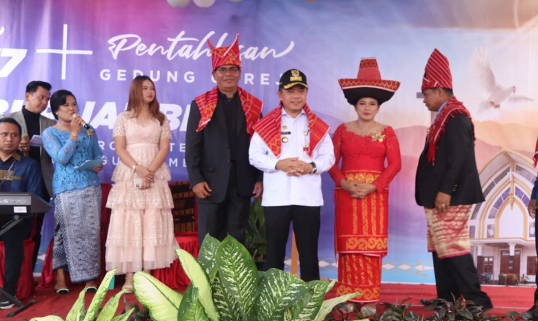 gubernur jambi, al haris saat menghadiri pentahbisan dan peresmian gedung gereja batak karo protestan (gbkp) runggun jambi gubernur jambi, al haris saat menghadiri pentahbisan dan peresmian gedung gereja batak karo protestan (gbkp) runggun jambi