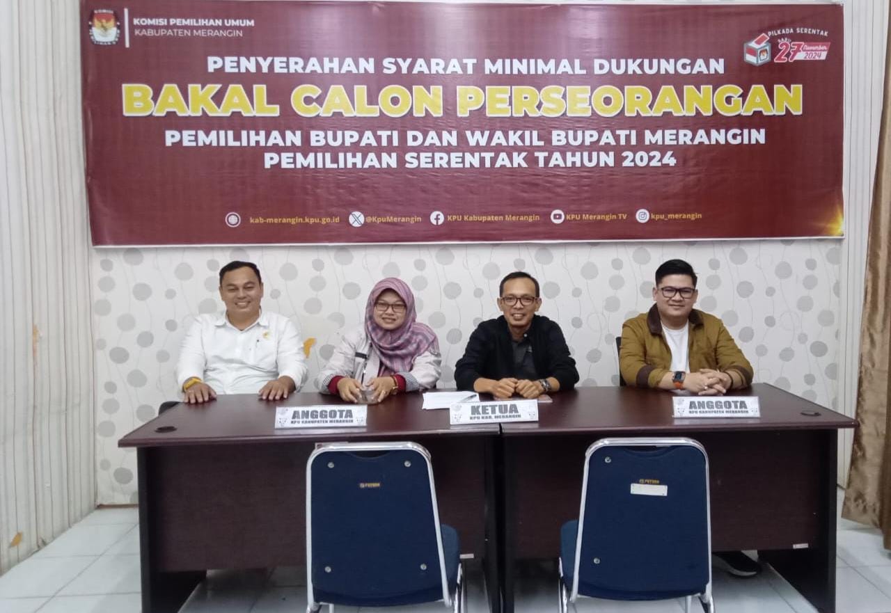 Ketua KPU Merangin Alber Trisman beserta anggota saat memberikan keterangan pers. Minggu (12/5/2024) malam. Ketua KPU Merangin Alber Trisman beserta anggota saat memberikan keterangan pers. Minggu (12/5/2024) malam.