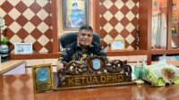 Ketua DPRD Merangin Herman Efendi saat berikan keterangan pers diruang kerjanya. Rabu (15/5/2024). Ketua DPRD Merangin Herman Efendi saat berikan keterangan pers diruang kerjanya. Rabu (15/5/2024).