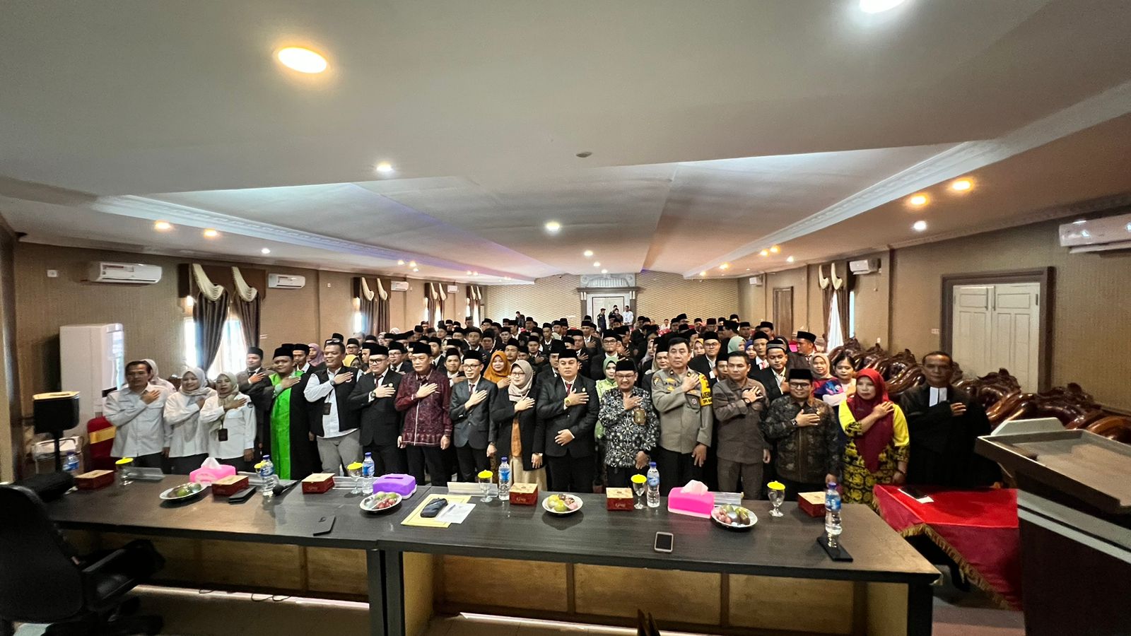 Foto bersama 120 anggota PPK Merangin usai dilantik Ketua KPU Alber Trisman. Kamis (16/5/2024).